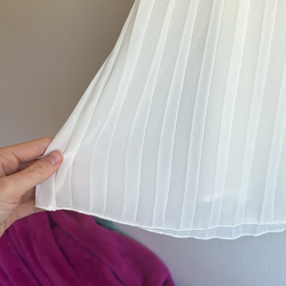 H&M Pleated Sleeveless Blouse - Size Medium - Picture 3 of 3